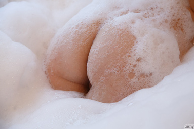 Picture 7 - Tracy Maura on Zishy Bubble Bath